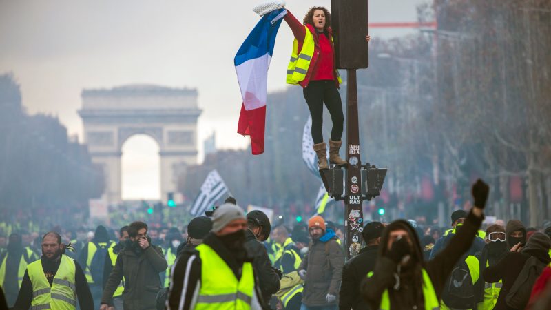 A revolta dos coletes amarelos contra o centrismo cai bem, mas o seu populismo de esquerda não mudará a política francesa…